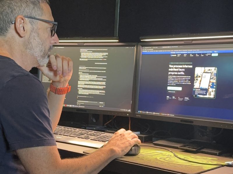 Olivier Haro à son poste de travail, le site auranis.fr affiché à l'écran